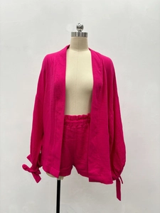 Détail de l'ensemble deux pièces fuchsia avec poignets à nœud et tissu gaufré
