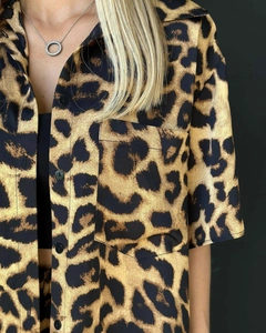 Détail de chemise léopard à manches courtes avec col à revers et boutons noirs