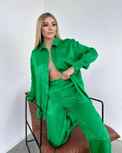 Vue détaillée du tissu jacquard léopard vert émeraude sur l'ensemble chemise et pantalon chic