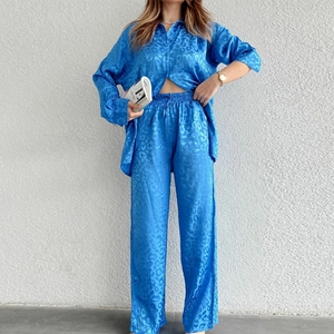 Ensemble chic deux pièces pour femme avec chemise en satin léopard et pantalon large