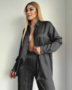 Détails de l'ensemble satiné gris foncé à imprimé animal avec chemise et pantalon
