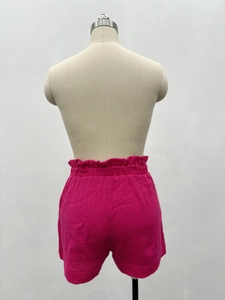 Détail du short paperbag rose à taille haute élastique avec une texture effet lin