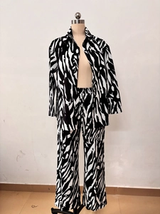 Détail d'un ensemble deux pièces avec chemise à motif zèbre et pantalon large assorti