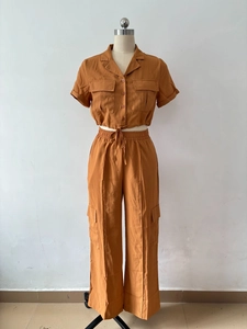 Détail de l'ensemble cargo deux pièces caramel avec chemise et pantalon élastique