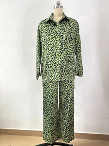 Détail d'un ensemble de détente vert à imprimé léopard avec haut boutonné et pantalon large
