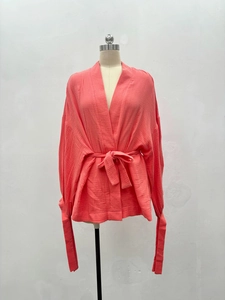 Détail du haut cache-cœur en coton-lin corail avec texture gaufrée et ceinture à nouer