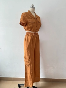 Détail d'un ensemble deux pièces caramel avec chemise courte et pantalon cargo de mode