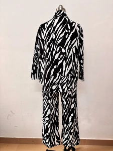 Vue arrière du haut à manches longues et du pantalon large avec imprimé zèbre noir et blanc