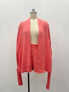 Détail d'un ensemble deux pièces en gaze de coton corail avec texture douce et ample