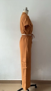 Vue latérale de l'ensemble cargo caramel avec taille à cordon et grandes poches