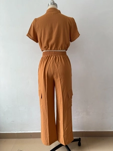 Vue arrière d'un ensemble cargo deux pièces avec haut court et pantalon élastique
