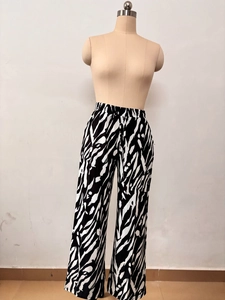 Détail du pantalon large à motif zèbre avec taille haute élastique et cordon de serrage