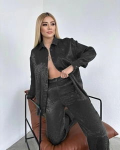 Détail de la texture animale gris foncé sur l'ensemble chemise et pantalon femme