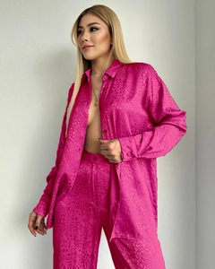 Détail du tissu en satin brillant avec jacquard léopard de couleur rose fuchsia éclatant