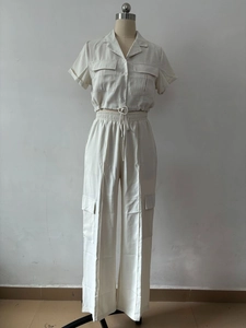 Vue détaillée de l'ensemble cargo beige deux pièces pour femme avec chemise courte et pantalon