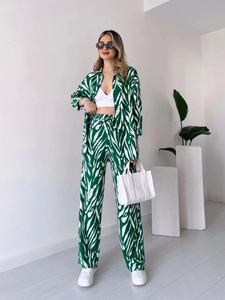 Détail d'un ensemble deux pièces à imprimé zèbre vert et blanc avec chemise et pantalon