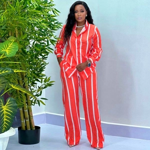 Completo casual da donna due pezzi con camicia e pantaloni a righe bianche e arancioni