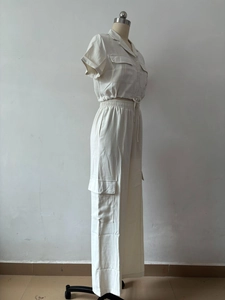 Détail des poches cargo et de l'ourlet à cordon sur l'ensemble beige à manches courtes