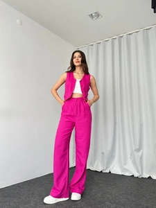 Details von rosaroter ärmelloser Weste und hoch taillierter Hose mit weitem Bein