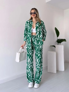 Détail du tissu plissé imprimé zèbre vert sur un ensemble chemise et pantalon pour femme
