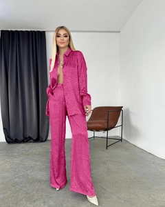 Gros plan sur la texture jacquard léopard en satin rose de l'ensemble chemise et pantalon