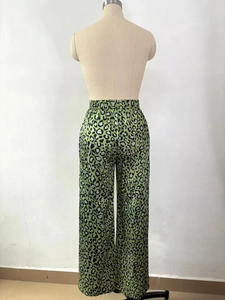 Détail du pantalon léopard à taille haute avec une ceinture élastique confortable