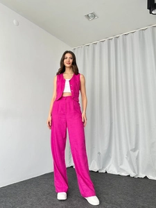 Ganzkörperaufnahme des rosa zweiteiligen Sets mit Weste und Hose mit weitem Bein für Damen