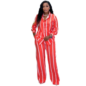 Completo due pezzi rosso da donna a righe bianche con camicia lunga e pantaloni larghi