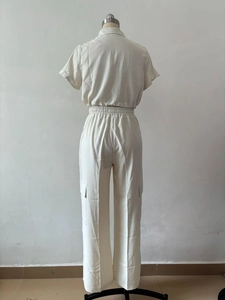 Vue arrière de l'ensemble cargo crème à manches courtes avec taille élastique et poches