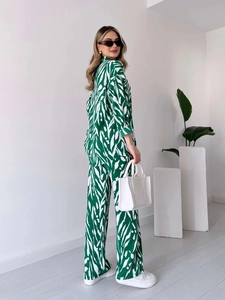 Détail d'un ensemble femme imprimé zèbre vert avec chemise longue et pantalon large