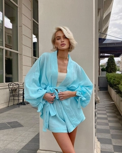 Détail de l'ensemble kimono bleu clair texturé avec manches lanternes et cordons