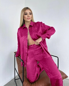 Détail de la chemise et du pantalon en satin fuchsia avec texture jacquard animale