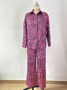 Détail de l'ensemble de détente léopard rose avec chemise boutonnée et pantalon long