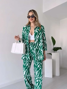 Détail de la texture imprimée zèbre vert sur l'ensemble deux pièces pour femme