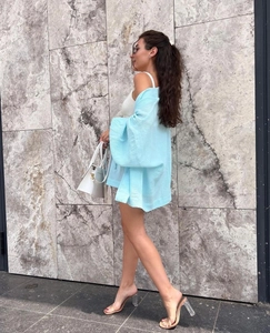 Vue détaillée d'une chemise bleu clair oversize montrant la texture froissée et la coupe