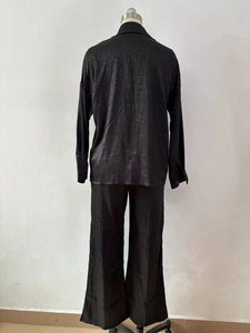Détail d'un ensemble de détente noir à manches longues avec motif léopard texturé