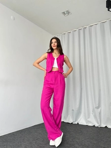 Detailansicht des rosafarbenen Weste- und weiten Hosen-Sets im lässigen Sommer-Stil