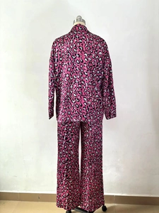 Détail d'un ensemble détente rose à imprimé léopard avec haut à manches longues et pantalon