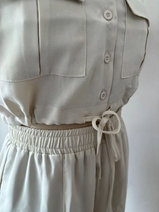 Détail du haut cargo à manches courtes avec cordon et pantalon à taille élastique crème