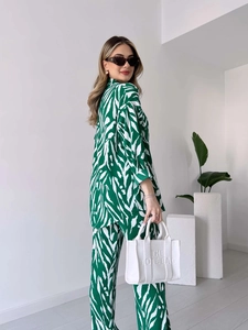 Détail d'un ensemble deux pièces vert et blanc à motif zèbre avec manches longues et pantalon