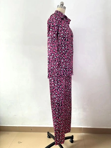 Vue latérale d'un ensemble de pyjama léopard rose avec chemise à boutons et pantalon