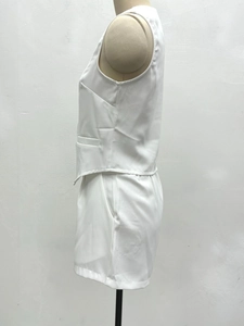 Détails des poches latérales et des coutures de l'ensemble gilet blanc et short chic