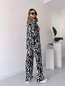 Détails d'un ensemble deux pièces à imprimé zèbre avec haut à manches longues et pantalon large
