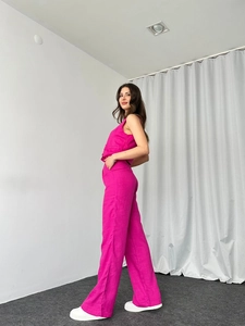 Detailansicht von ärmellosem kurzem Top und Hose mit weitem Bein in Rosa