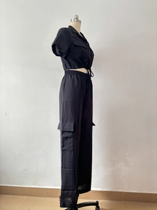 Vue détaillée d'un ensemble cargo noir avec chemise courte à manches courtes et pantalon