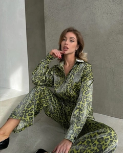 Détails de l'ensemble de pyjama en satin léopard vert citron et texture de la chemise
