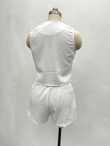 Vue arrière de l'ensemble deux pièces blanc en maille respirante sur mannequin