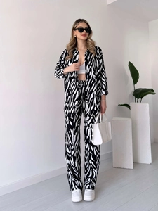 Vue détaillée d'un ensemble élégant chemise à manches longues et pantalon à motif zèbre