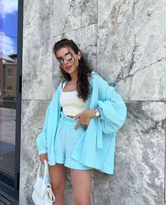 Détails de l'ensemble chemise bleu clair et short à volants avec haut court blanc