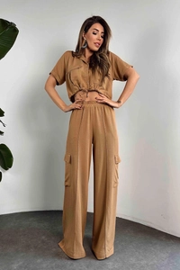 Détail de l'ensemble cargo beige avec haut court à manches courtes et pantalon large